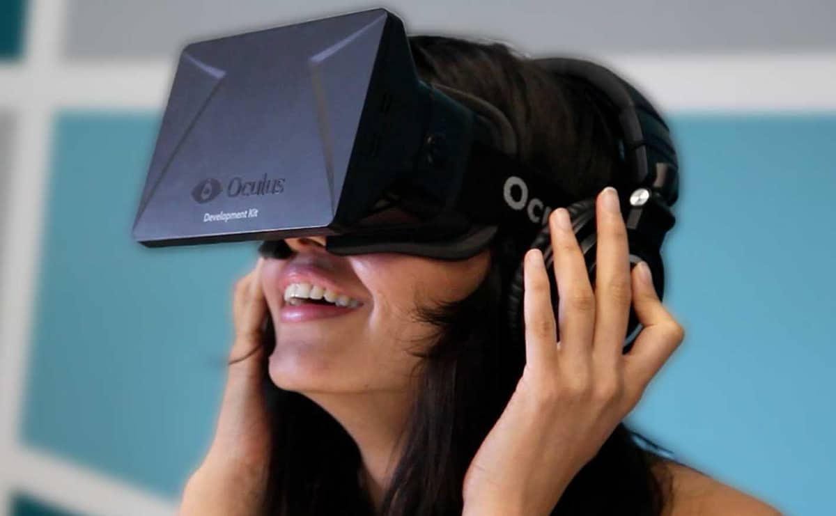 Mujer sonriendo con gafas de realidad virtual colocadas