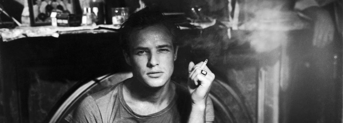 Marlon Brando fumando en "Un tranvía llamado deseo"
