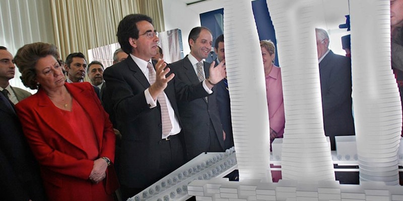 Santigo Calatrava explicando maqueta delante de políticos valencianos