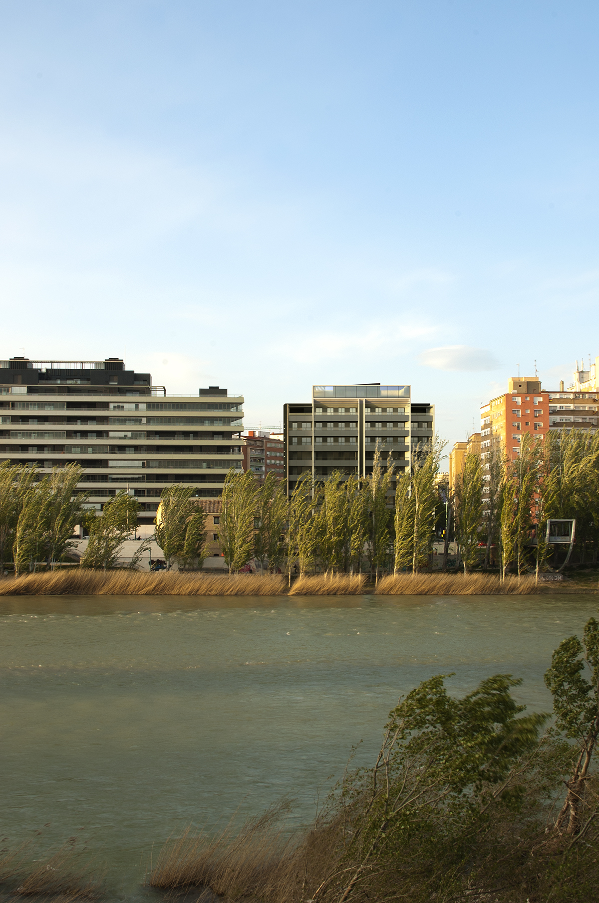 Fotomontaje bloque de pisos junto al río Ebro por GAYARRE infografia