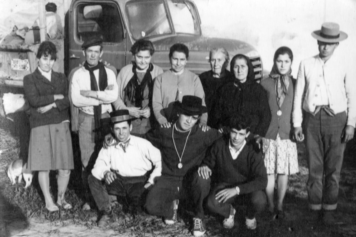 Foto de familia rural a mediados de siglo XX en España