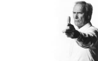 Clint Eastwood disparando con el dedo