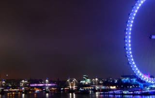 Támesis y noria de Londres de noche