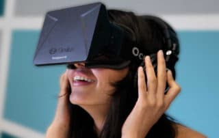 Mujer sonriendo con gafas de realidad virtual colocadas