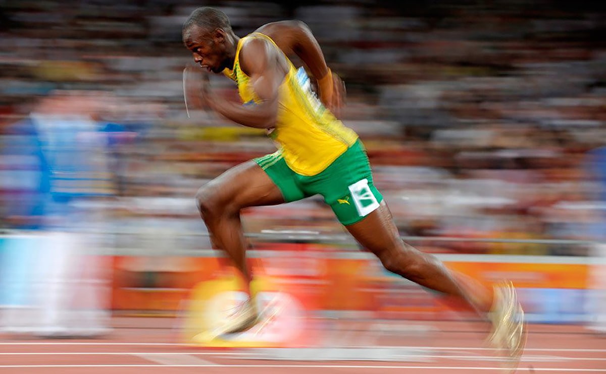Usain Bolt corriendo con fondo difuminado