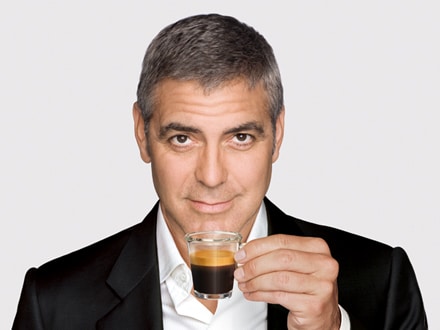 George Clooney con una taza de Nespresso