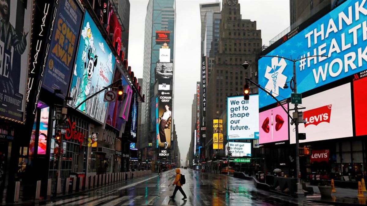 Times Square desierto de gente y coches con lluvia