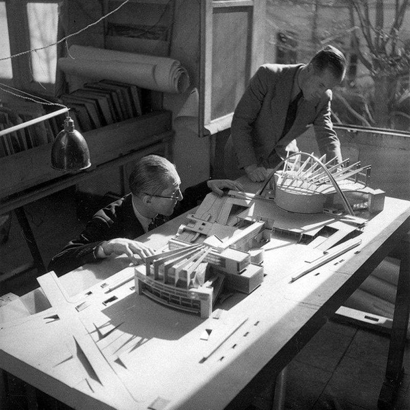 Le Corbusier mirando maqueta