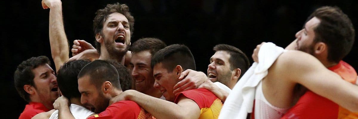 Spain's Paul Gasol (C) and team mates celebrate victory over Greece at the end of their EuroBasket 2015 quarter-final game at the Pierre Mauroy stadium in Villeneuve d'Ascq, near Lille, France, September 15, 2015. REUTERS/Benoit Tessier