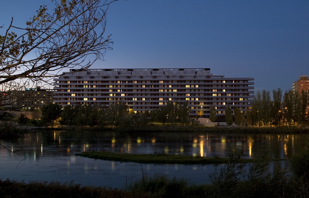 Render night San Lazaro block of flats in front of Ebro river by GAYARRE infografia
